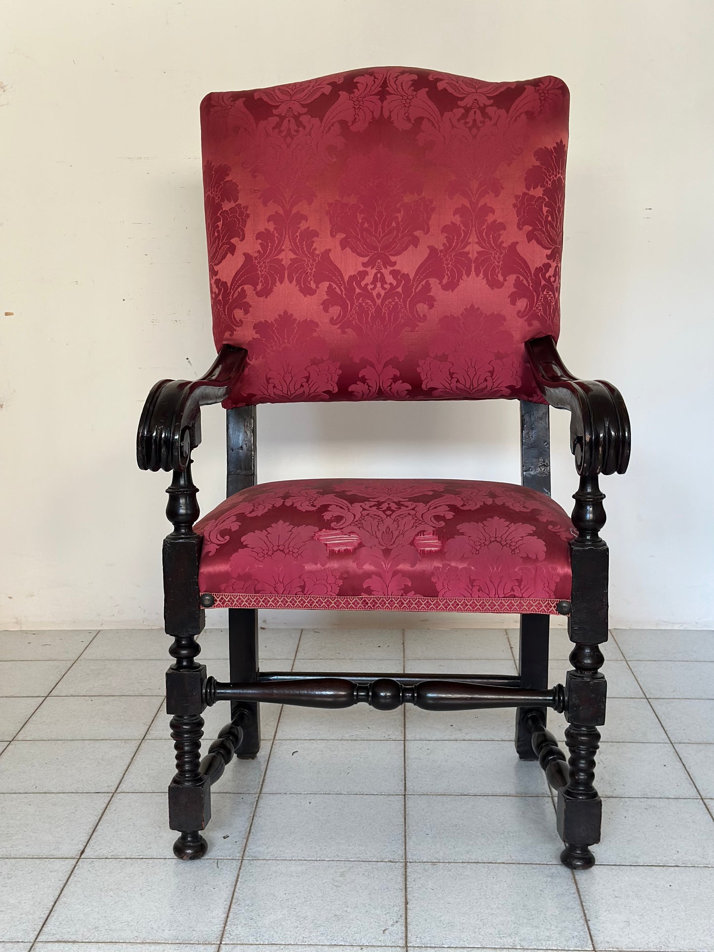 Trono seggiolone in noce . Bologna XVIII secolo