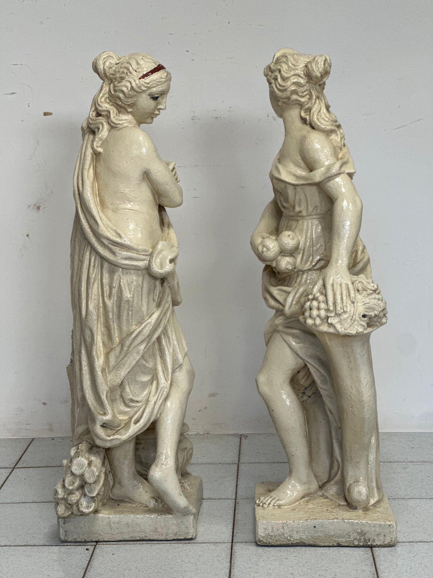 Coppia di statue in graniglia di pietra. Epoca primi 900. H 94 cm