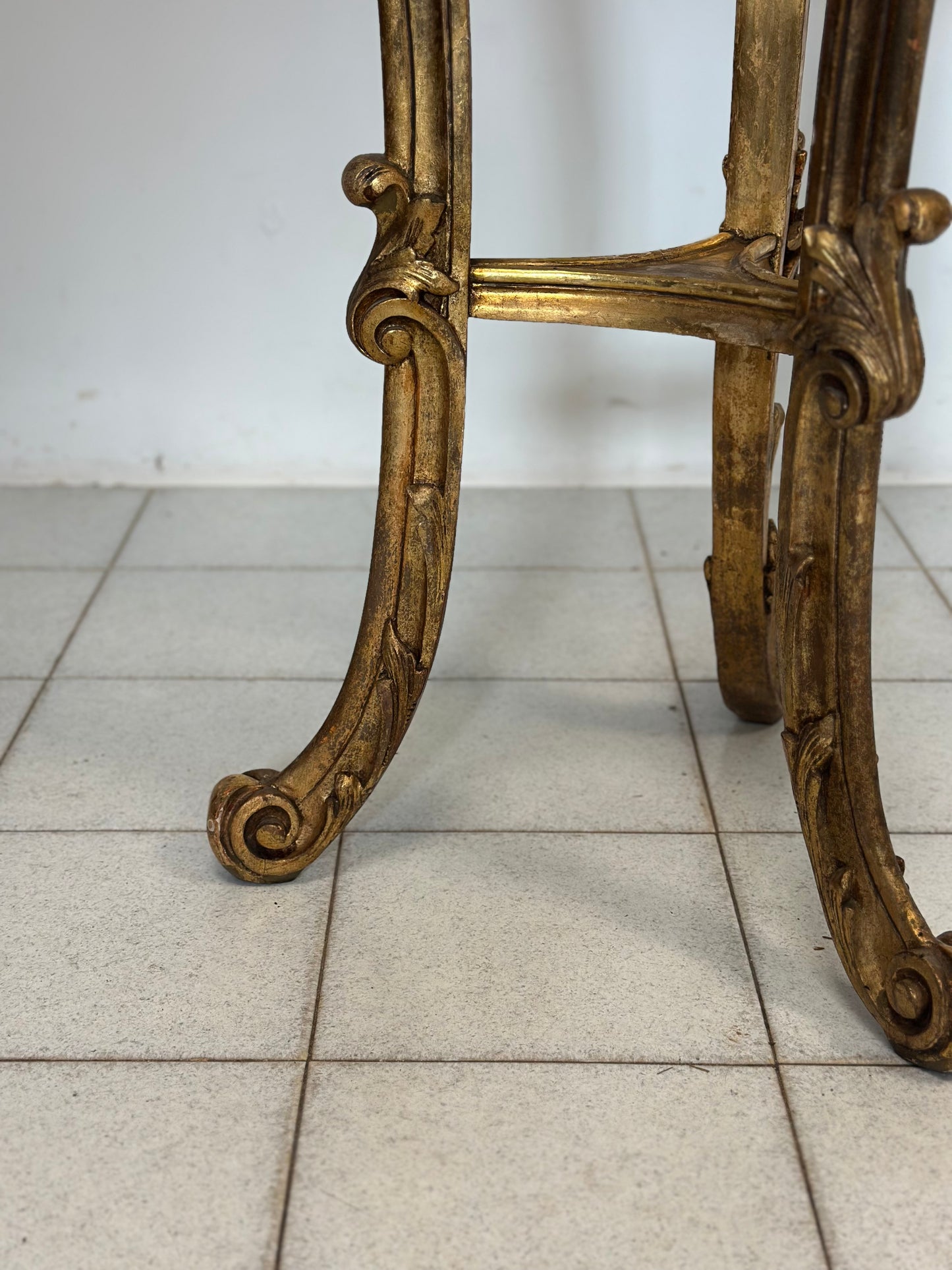 Trespolo in legno intagliato e dorato . Lombardia metà 800