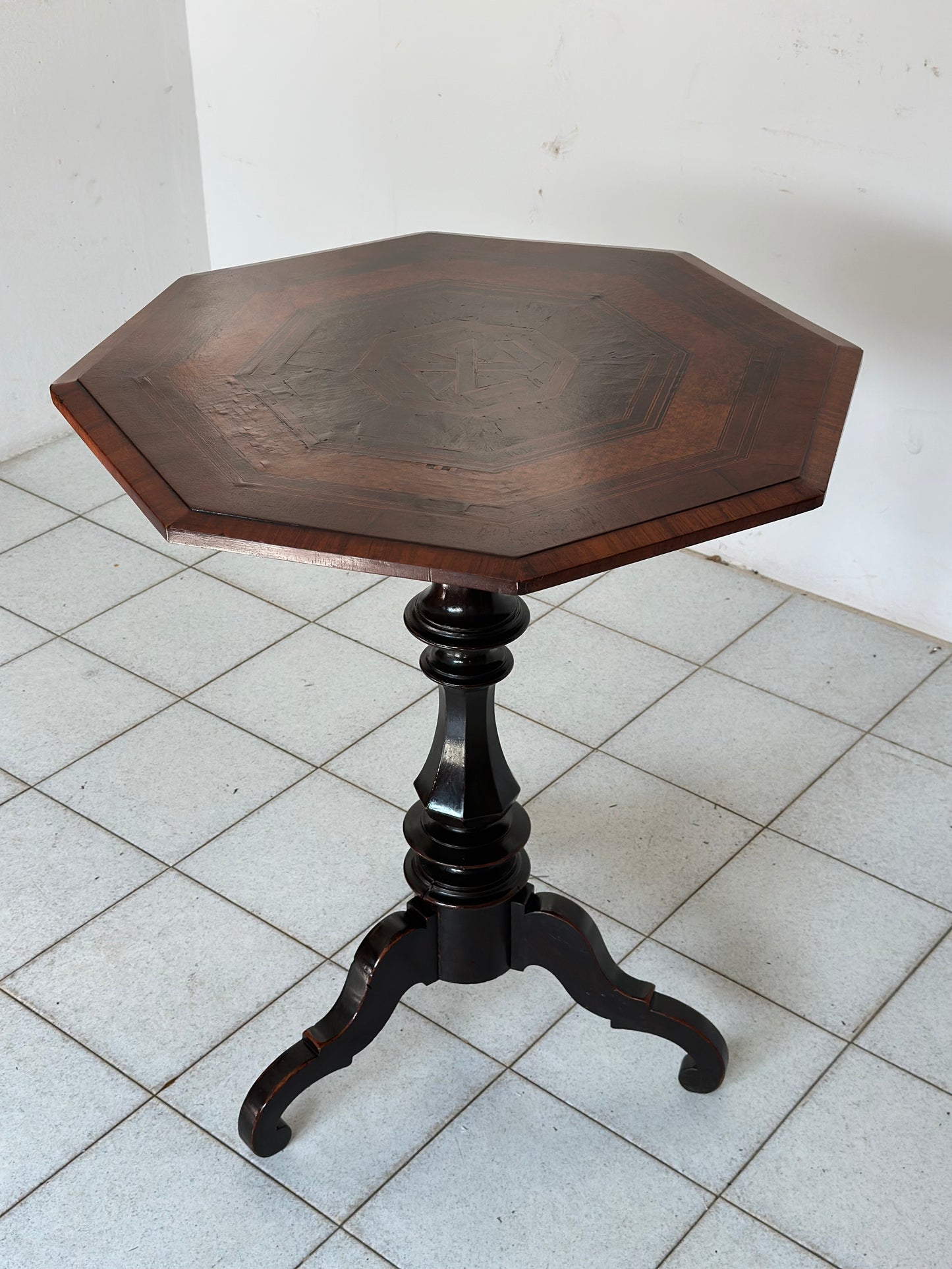 Tavolino ottagonale a vela . Milano prima metà 800. Restaurato