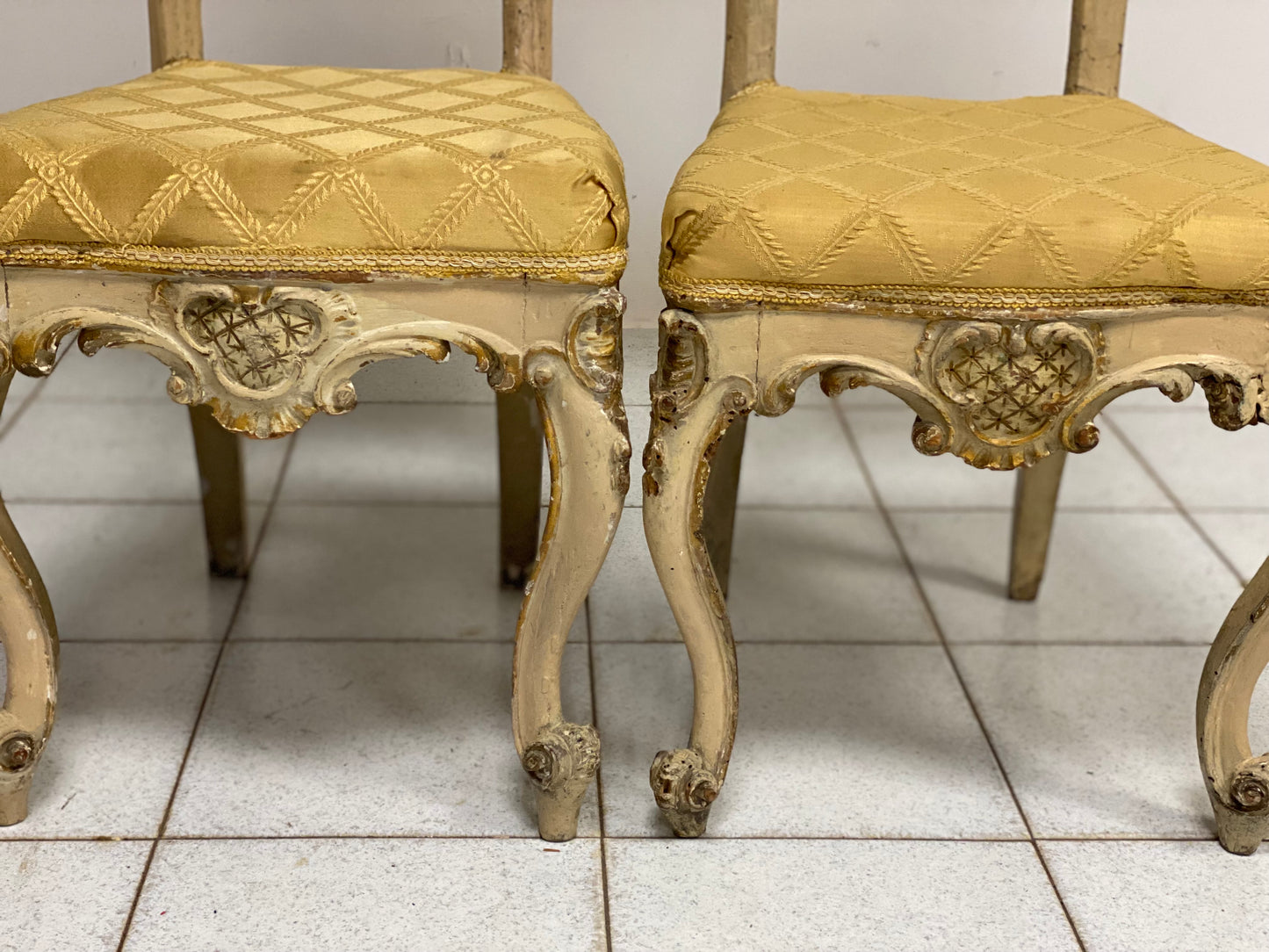 Coppia di sedie in legno intagliato laccato Lombardia inizio XIX secolo