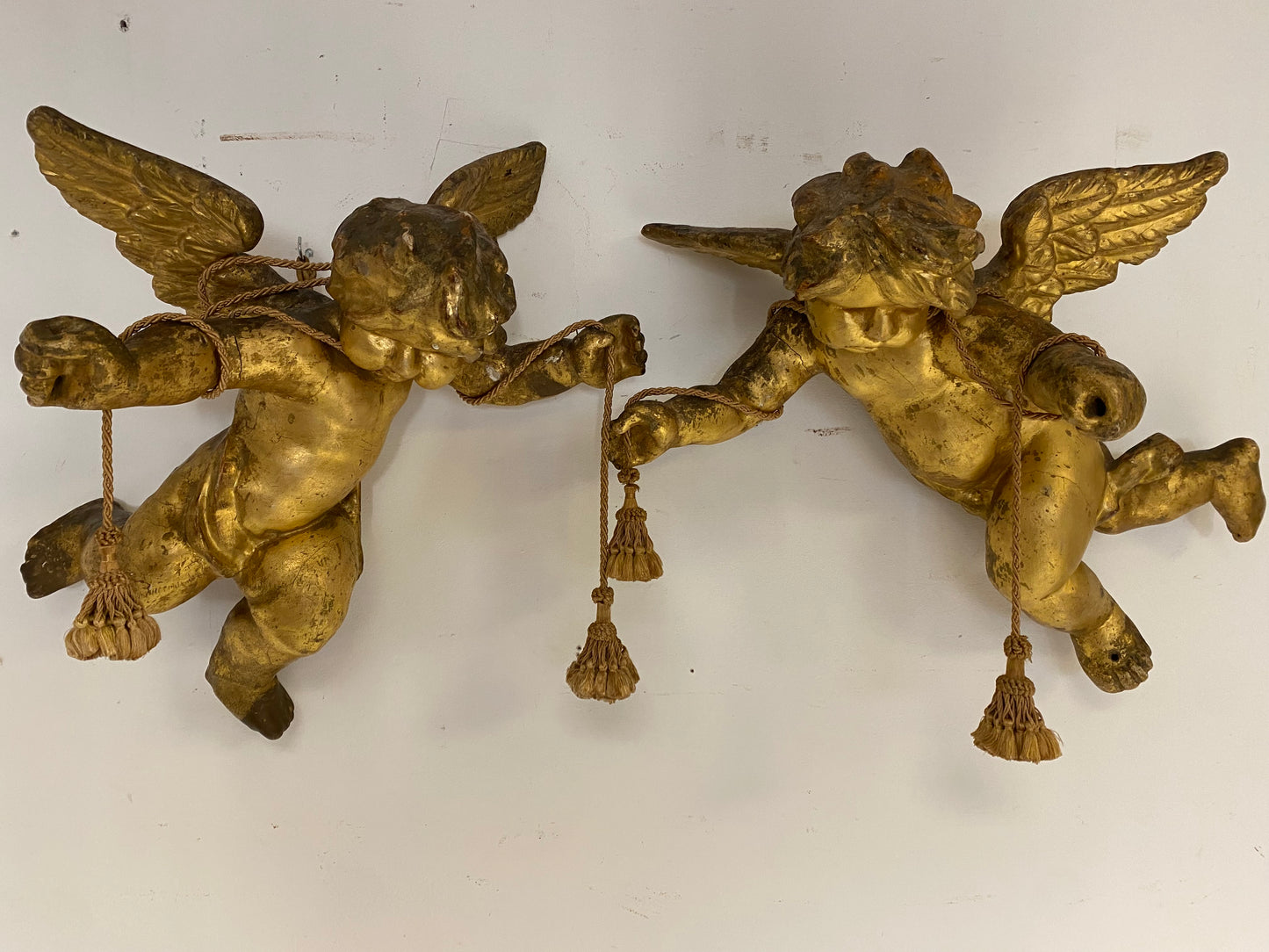 Coppia di angeli lignei alati e dorati . Roma fine 500