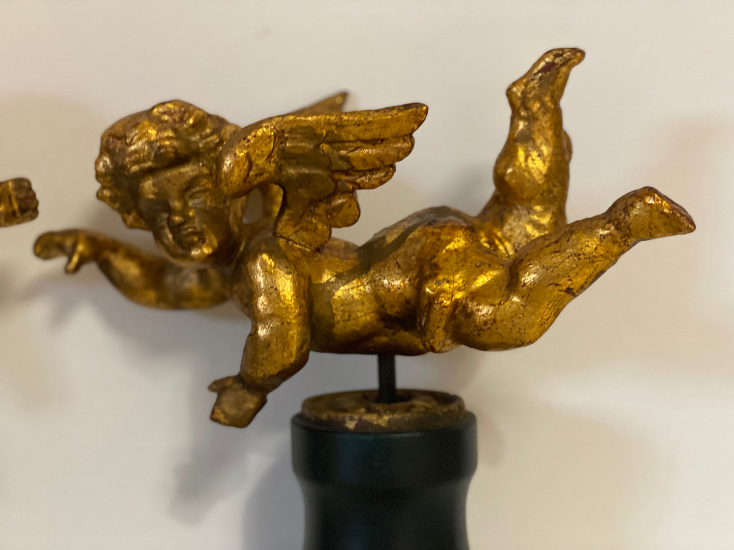 Coppia di angeli lignei in foglia oro . Fine XVIII secolo
