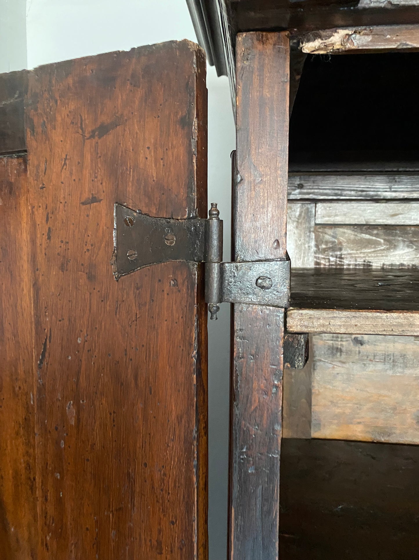 Armadio in noce pannellato e intagliato a punta di diamante . Genova XVII secolo