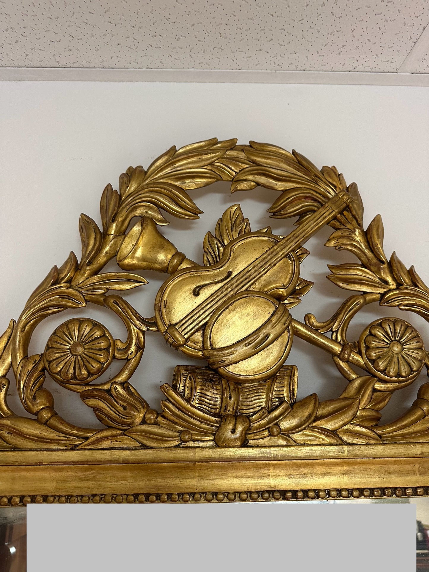 Specchiera in legno intagliato e dorato a foglia. Toscana epoca impero prima metà 800