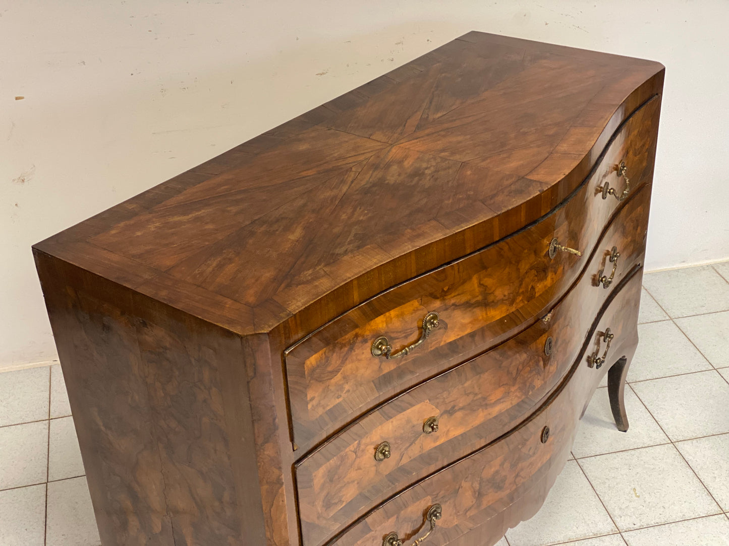 Cassettone bombato a balestra Luigi XV . Venezia 1740