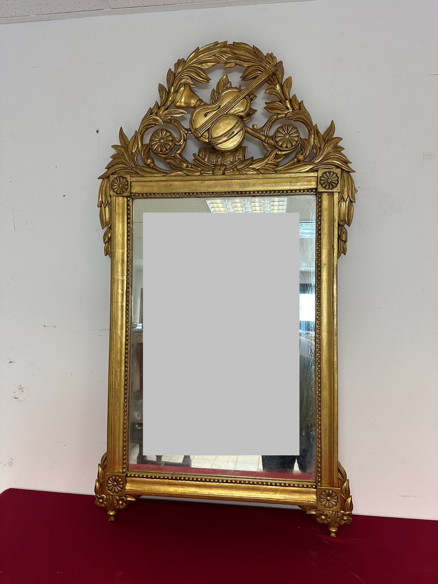Specchiera in legno intagliato e dorato a foglia. Toscana epoca impero prima metà 800