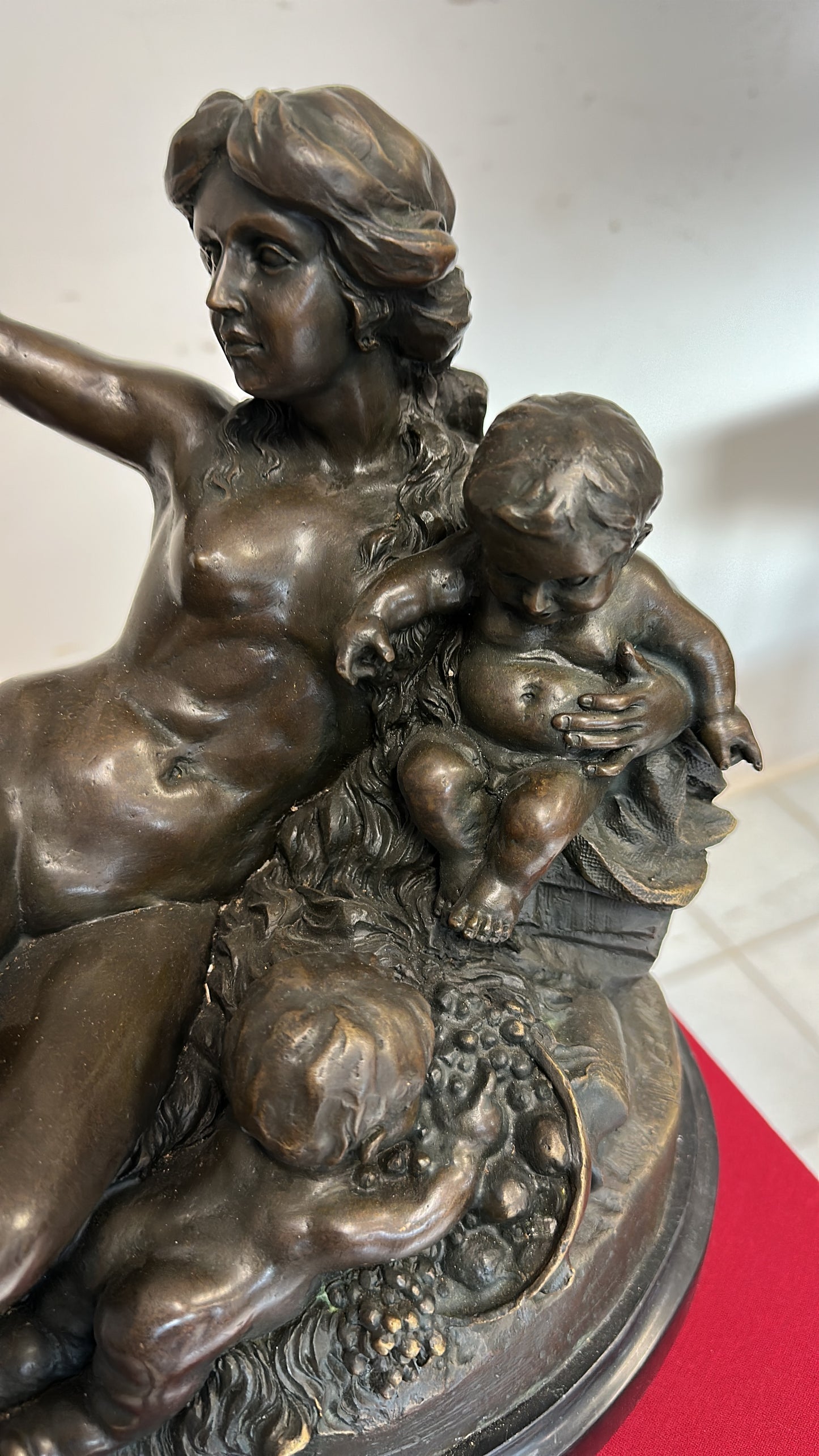 Scultura in bronzo firmata . XX secolo