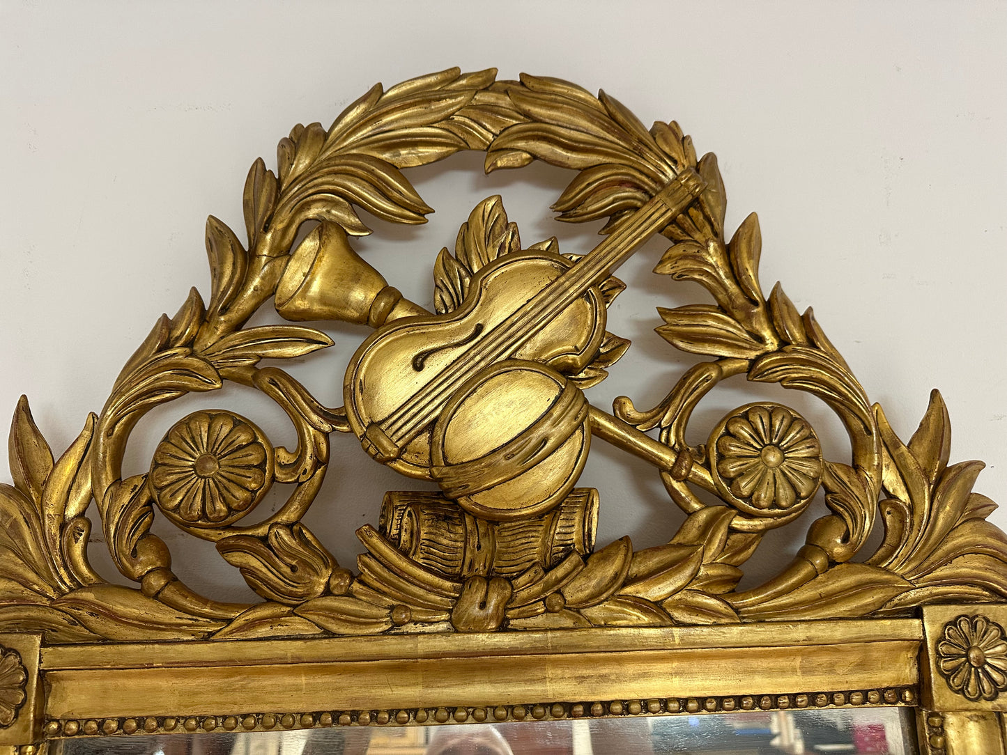 Specchiera in legno intagliato e dorato a foglia. Toscana epoca impero prima metà 800