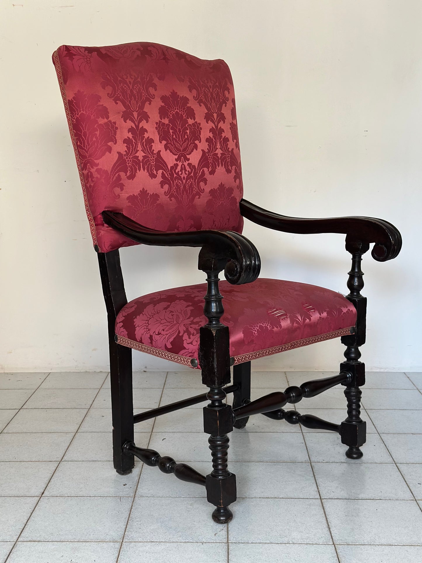 Trono seggiolone in noce . Bologna XVIII secolo