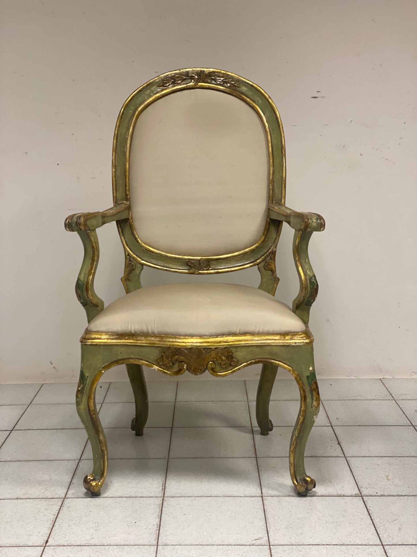 Poltrona Luigi XV in legno intagliato laccato dorato . Marche primi 700