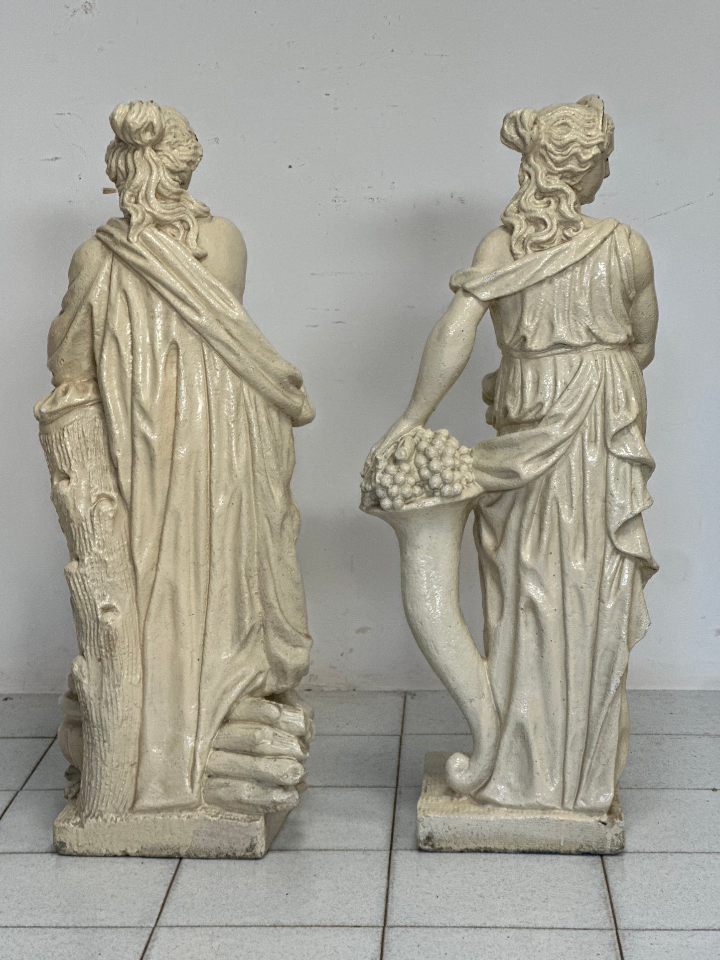 Coppia di statue in graniglia di pietra. Epoca primi 900. H 94 cm
