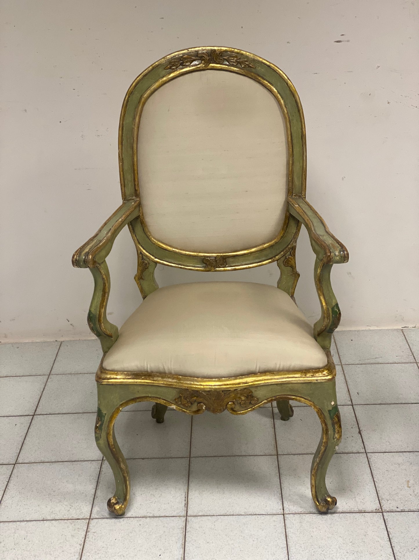 Poltrona Luigi XV in legno intagliato laccato dorato . Marche primi 700
