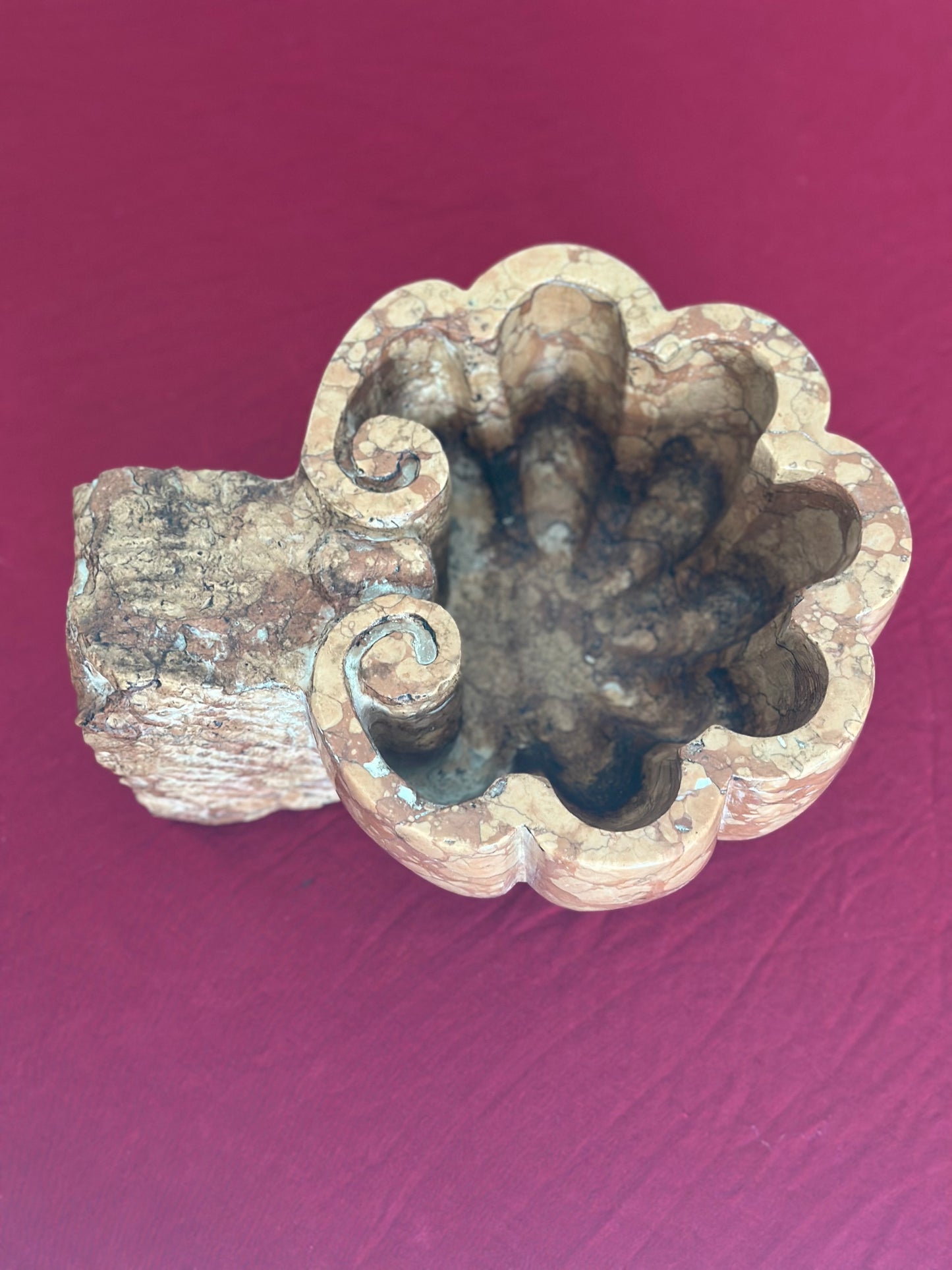 Acquasantiera con forma a conchiglia fine 800 marmo rosso Verona