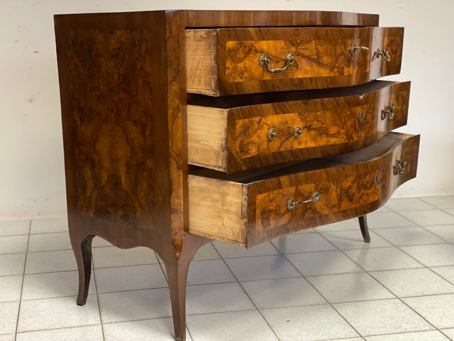 Cassettone bombato a balestra Luigi XV . Venezia 1740