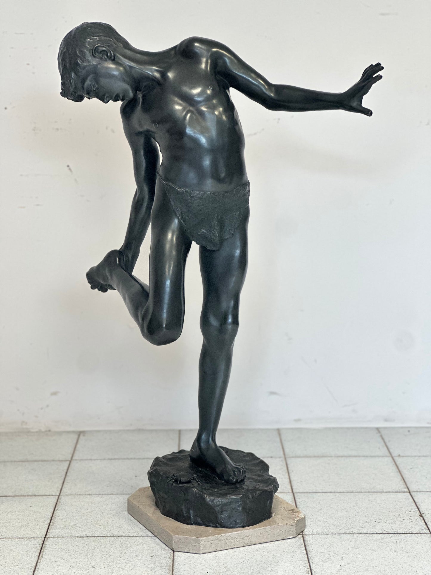 Fanciullo morso da un granchio . Bronzo. Altezza 103 cm