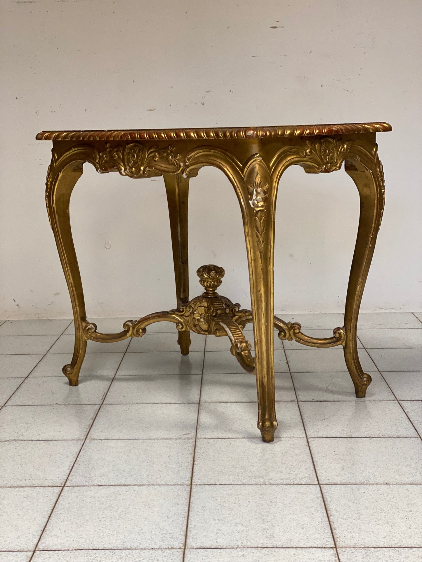 Tavolino lombardo in legno intagliato e dorato .XIX secolo