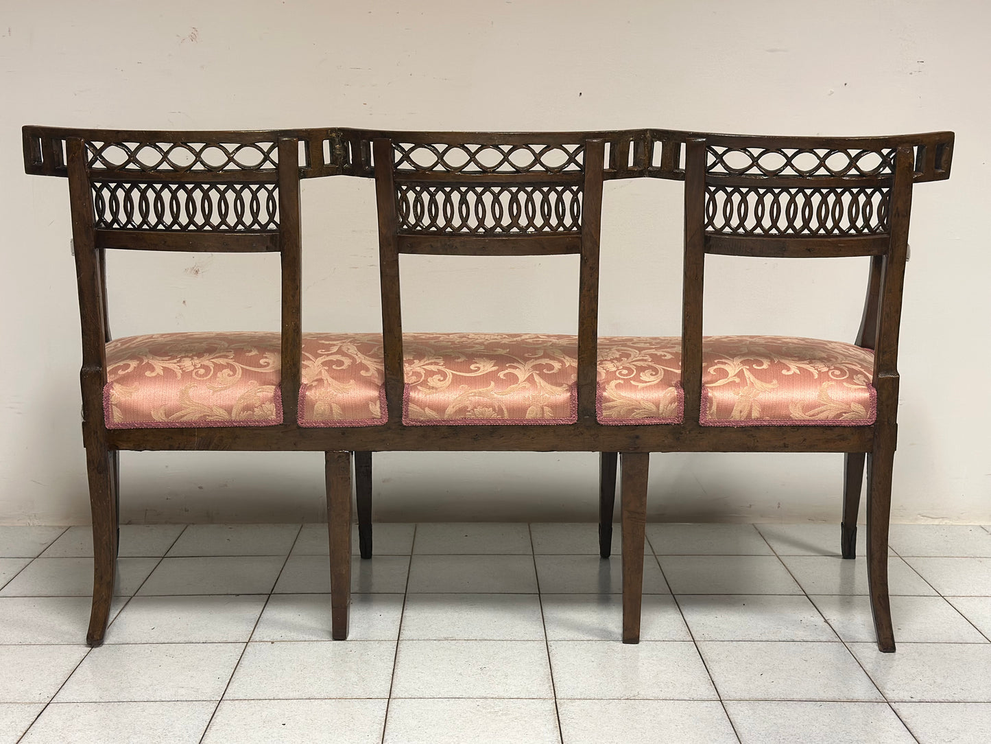 Divano Luigi XVI in noce. Venezia fine 700