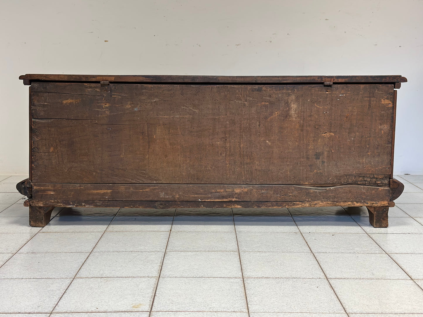 Cassapanca lombarda scolpita prima metà 600