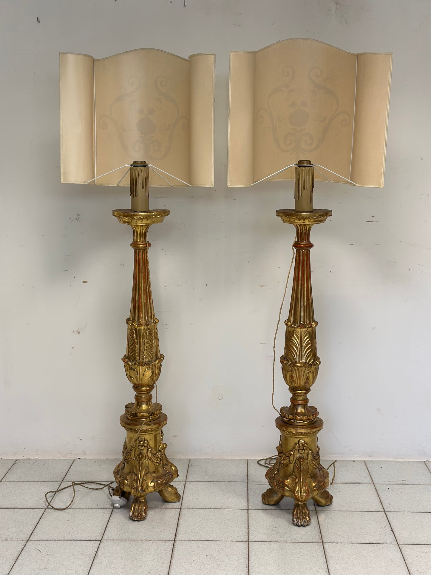 Coppia di candelieri lignei in foglia oro . Primo impero inizio 800. 170 cm