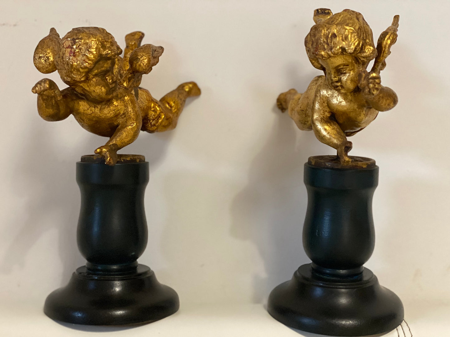 Coppia di angeli lignei in foglia oro . Fine XVIII secolo