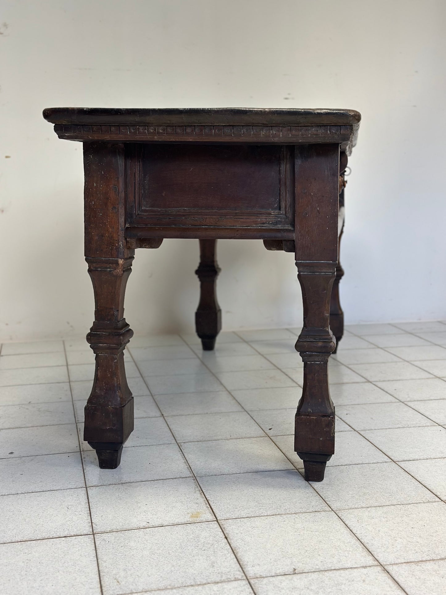 Tavolo scrittoio Luigi XIV . Lombardia inizio 600