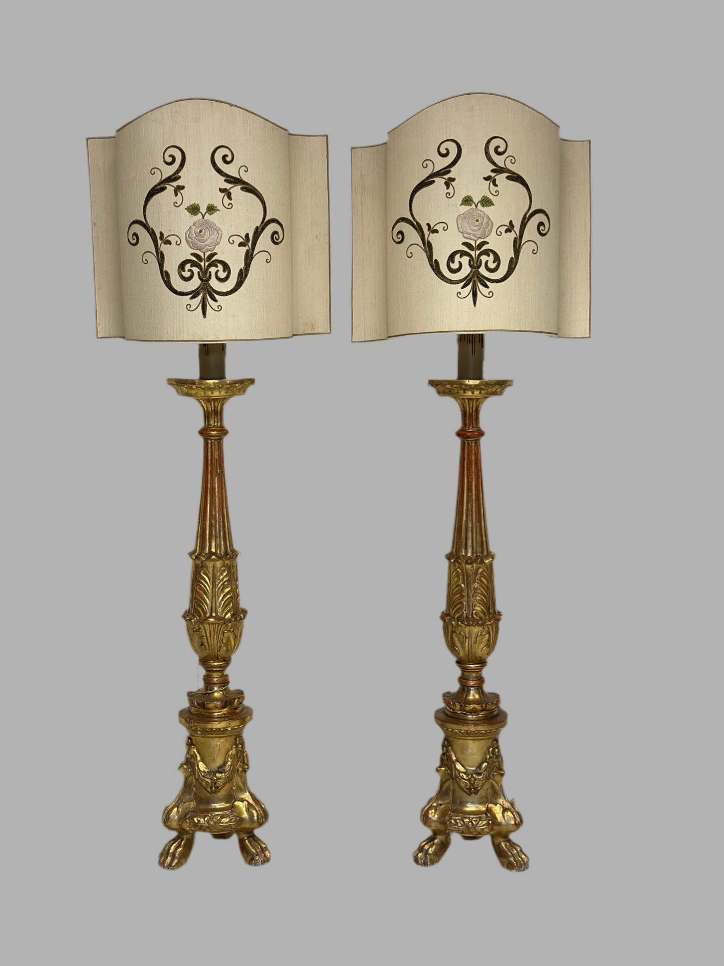 Coppia di candelieri lignei in foglia oro . Primo impero inizio 800. 170 cm