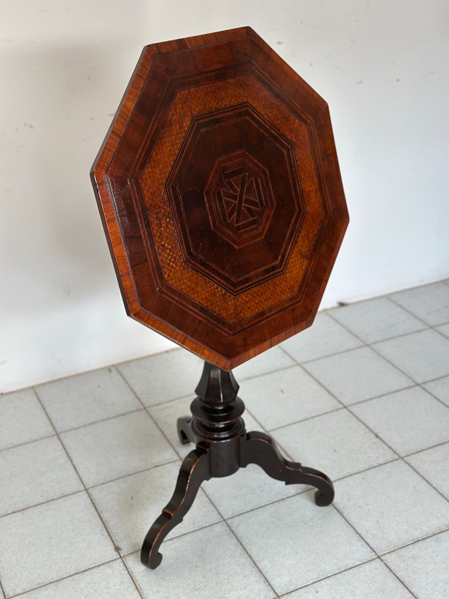 Tavolino ottagonale a vela . Milano prima metà 800. Restaurato