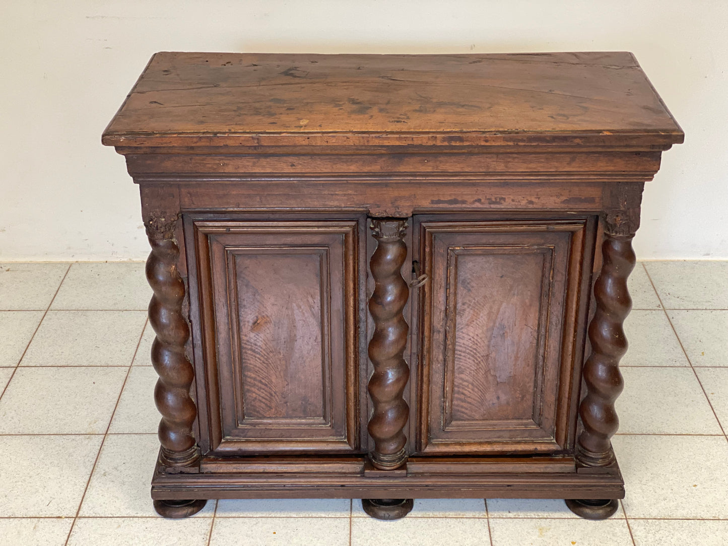 Piccola credenza in noce lombarda . XVII secolo