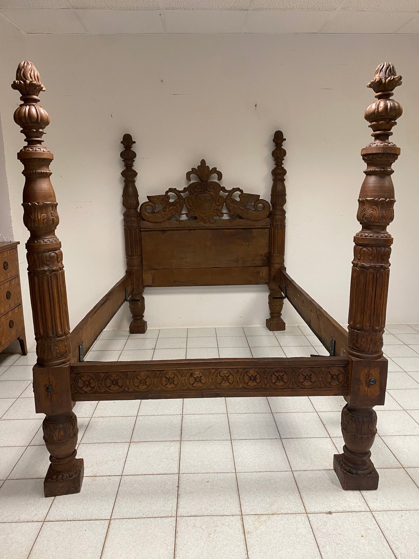 Letto lombardo a colonne in noce . XVII secolo