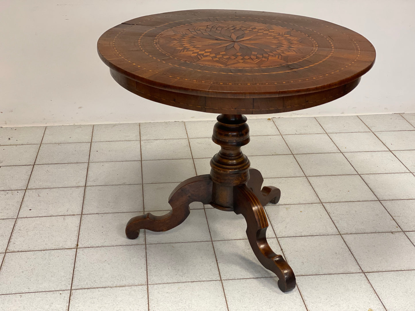 Tavolo intarsiato di Rolo . Diametro 90 cm XIX secolo