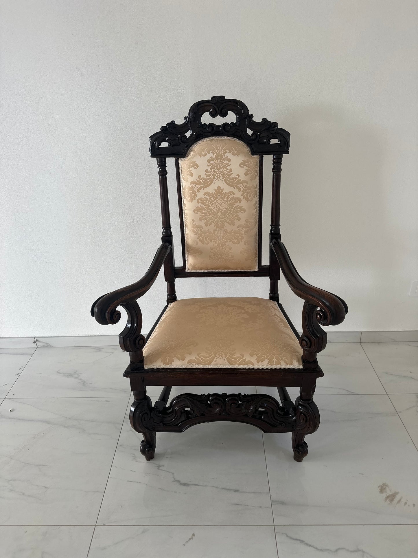 Poltrona in noce Luigi XV. Bologna prima metà del’700