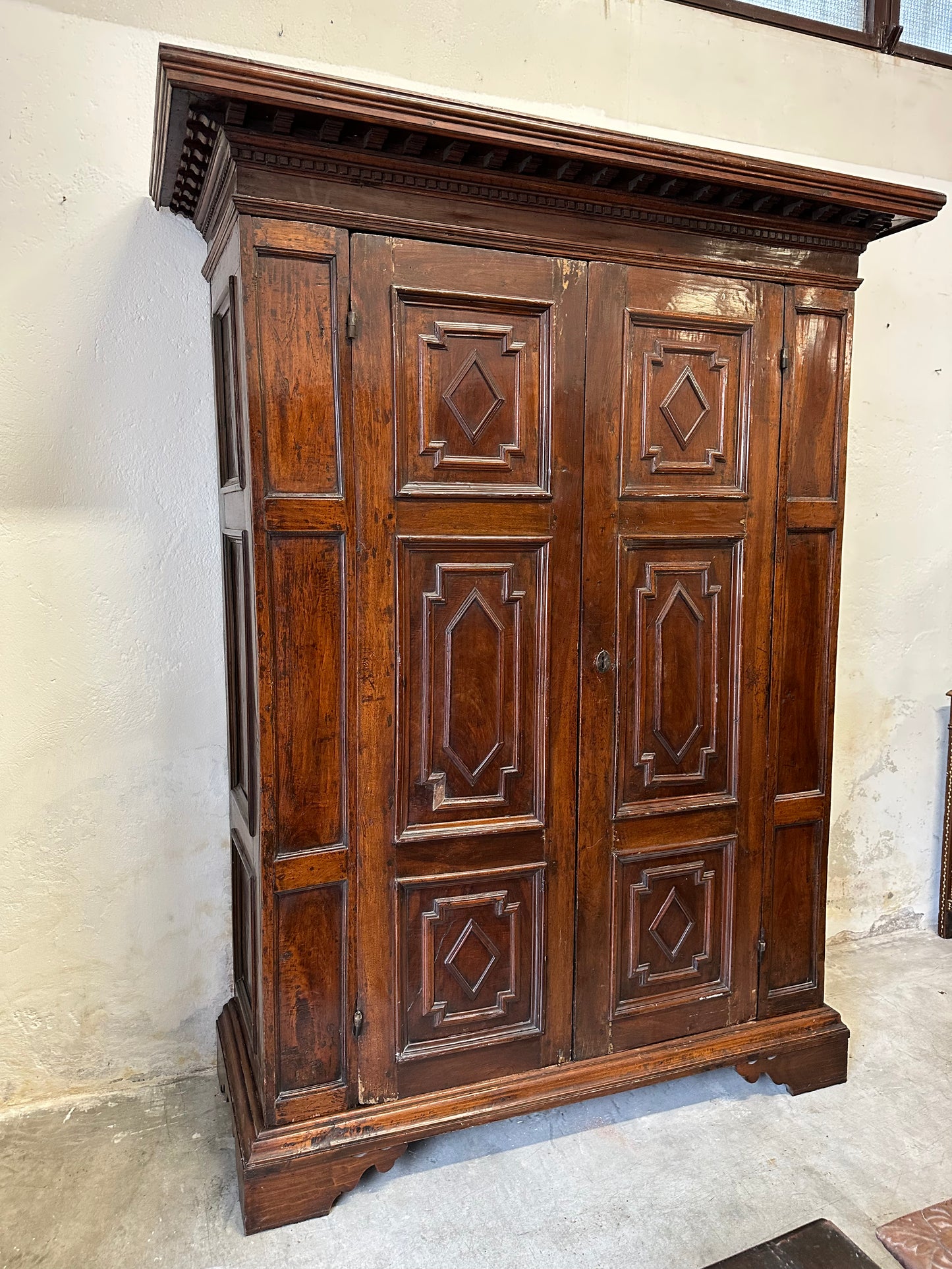 Armadio in noce a due ante pannellate.Lombardia Luigi XIV. XVII secolo