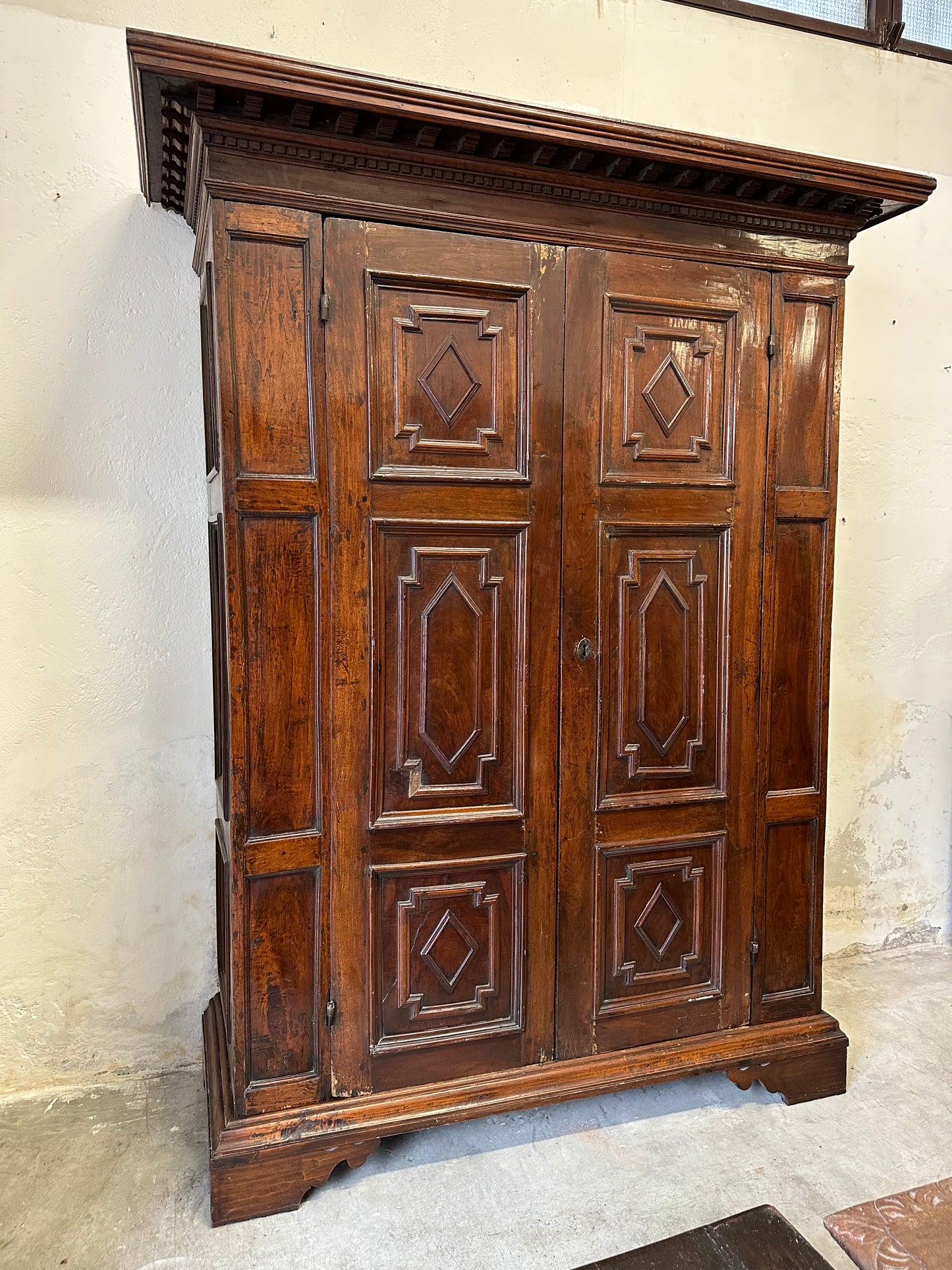 Armadio in noce a due ante pannellate.Lombardia Luigi XIV. XVII secolo