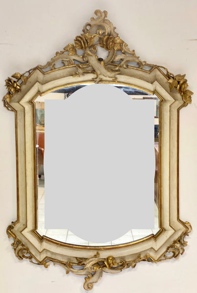Specchiera lombarda in lacca e oro . Inizio XIX secolo 156 x 115