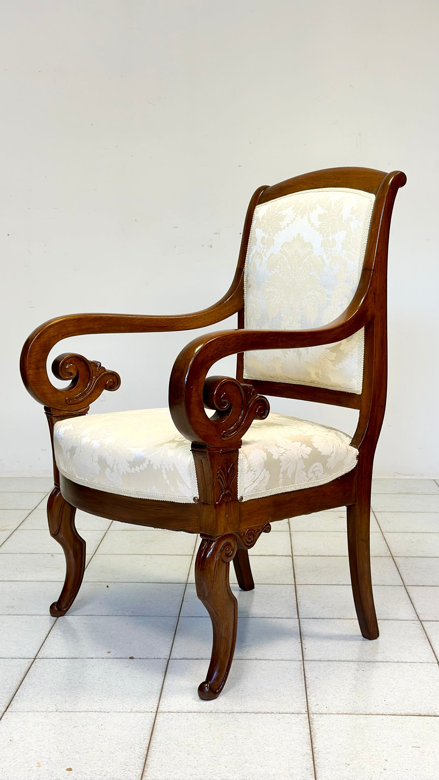 Poltrona in noce Carlo X . Inizio XIX secolo ( restaurata )