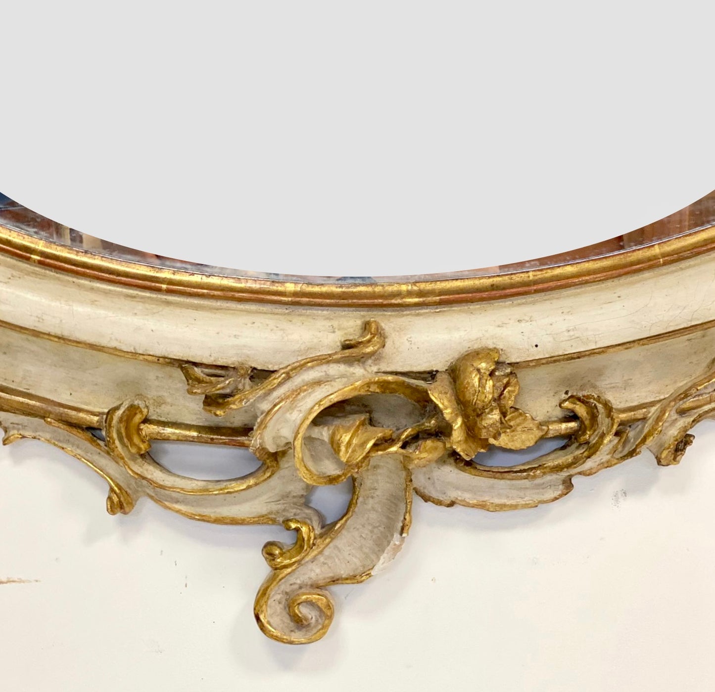 Specchiera lombarda in lacca e oro . Inizio XIX secolo 156 x 115