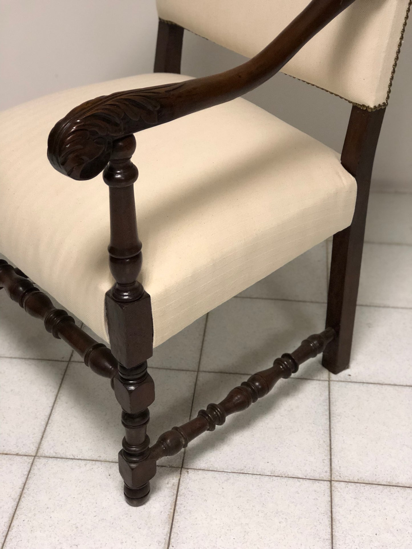 Trono in noce a rocchetto