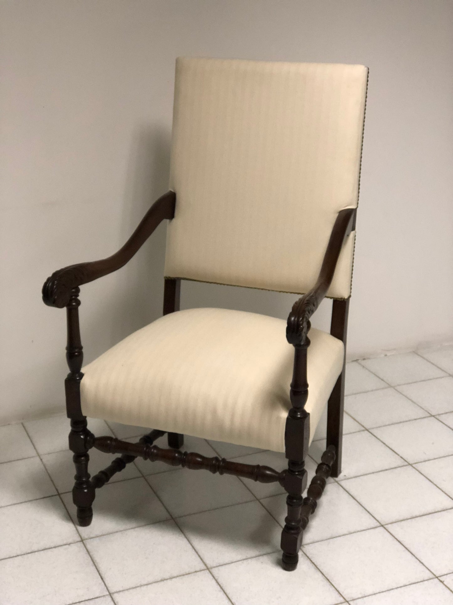 Trono in noce a rocchetto