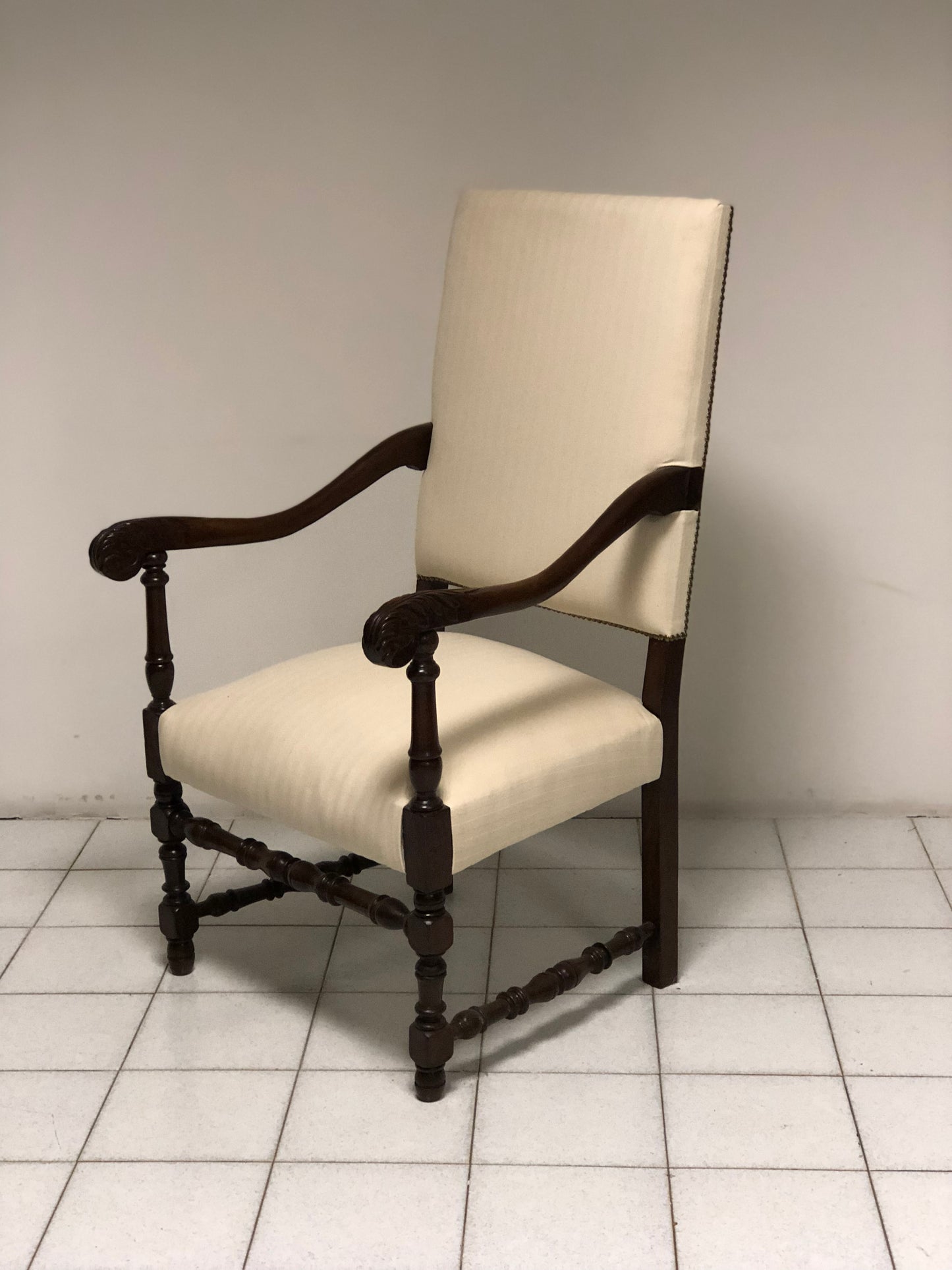 Trono in noce a rocchetto