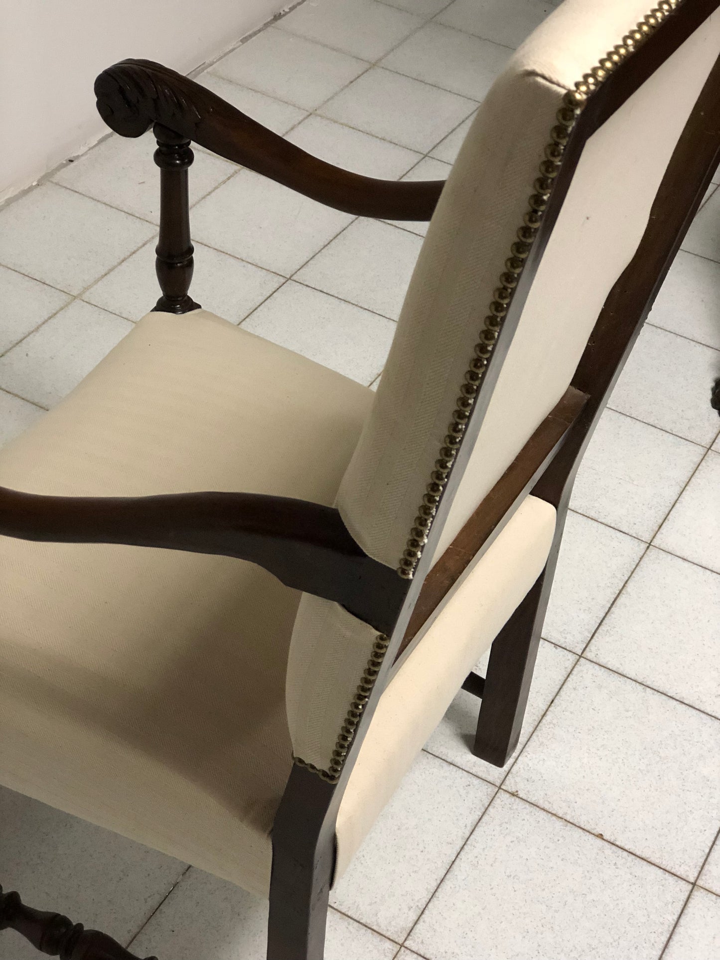 Trono in noce a rocchetto