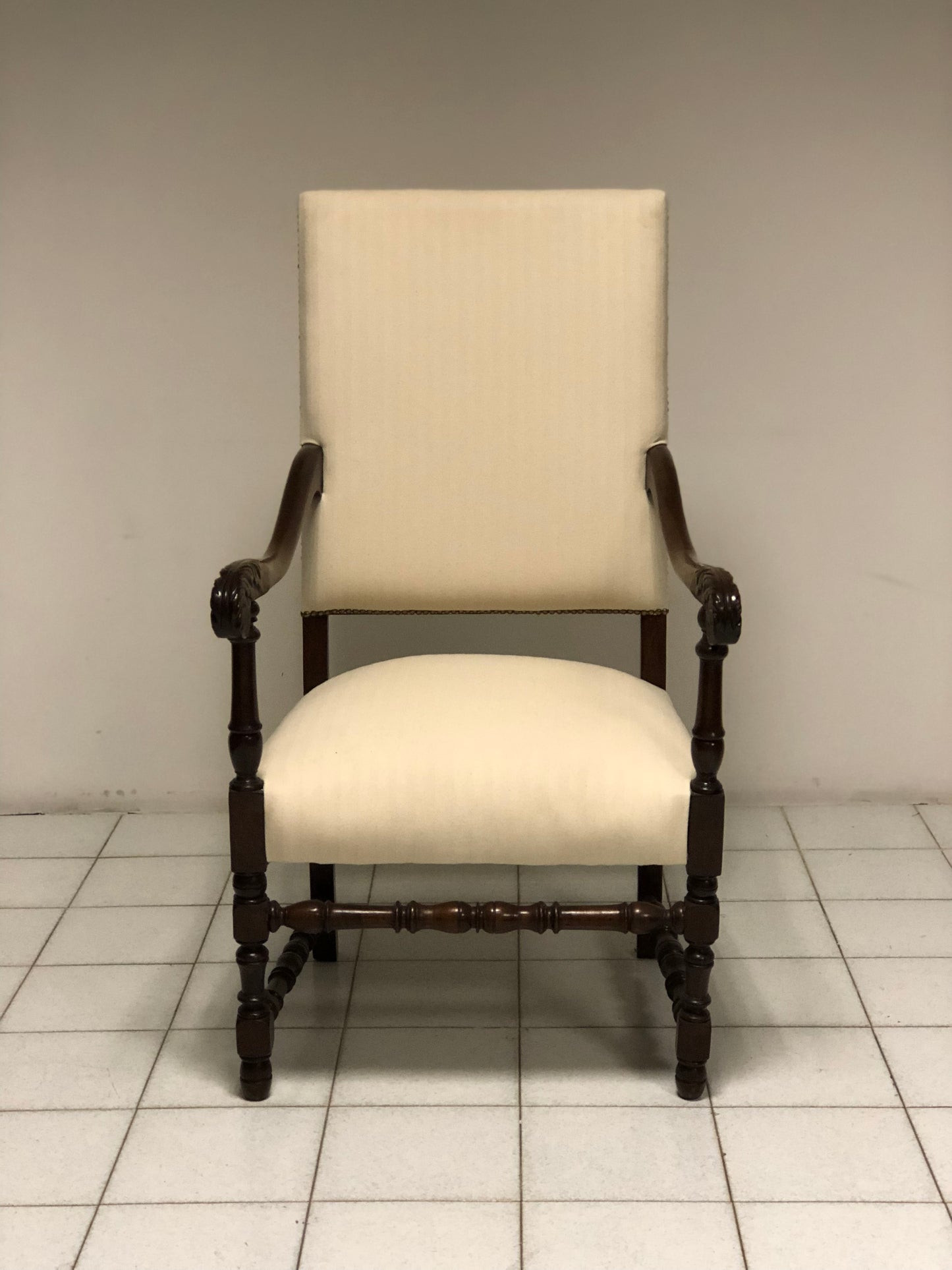 Trono in noce a rocchetto