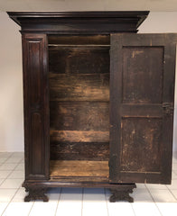 Armadio stipo lombardo. XVII secolo