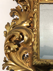 Specchiera a cartoccio in legno intagliato e dorato. Emilia fine XVII secolo