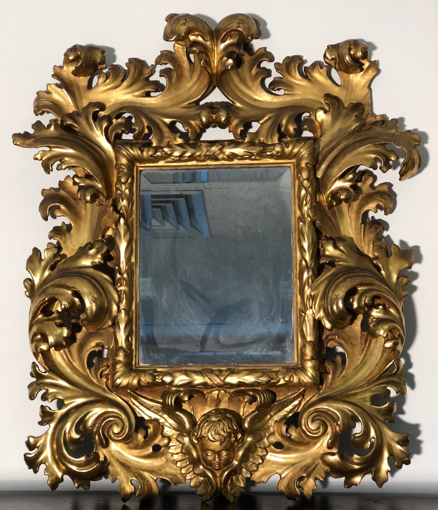 Specchiera a cartoccio in legno intagliato e dorato. Emilia fine XVII secolo