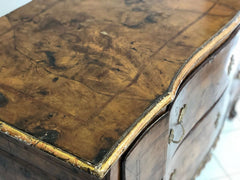 Cassettone mosso sul fronte Luigi XV. Venezia XVIII secolo
