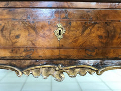Cassettone mosso sul fronte Luigi XV. Venezia XVIII secolo
