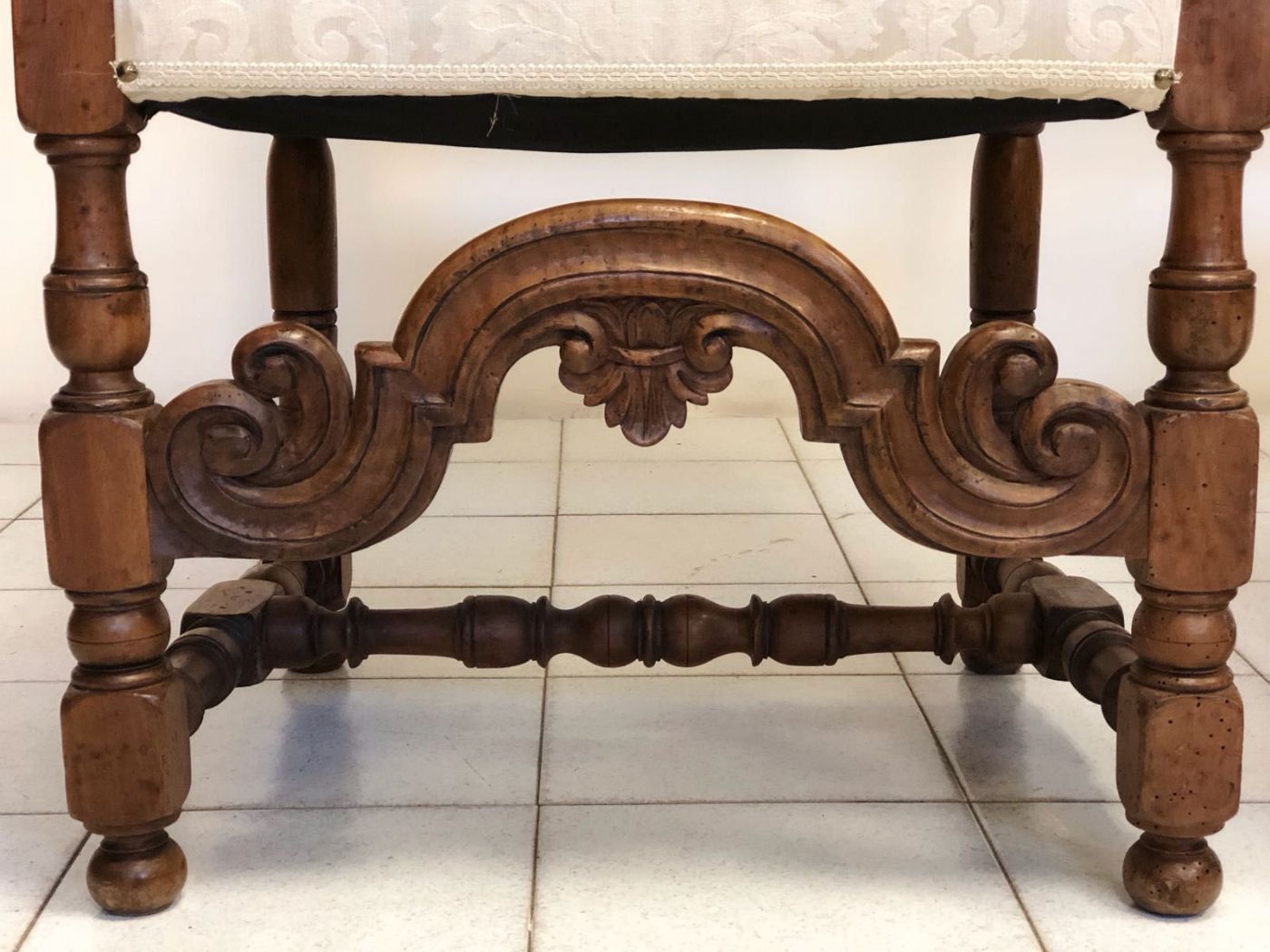 Pair of walnut thrones. Lombardy 18th century