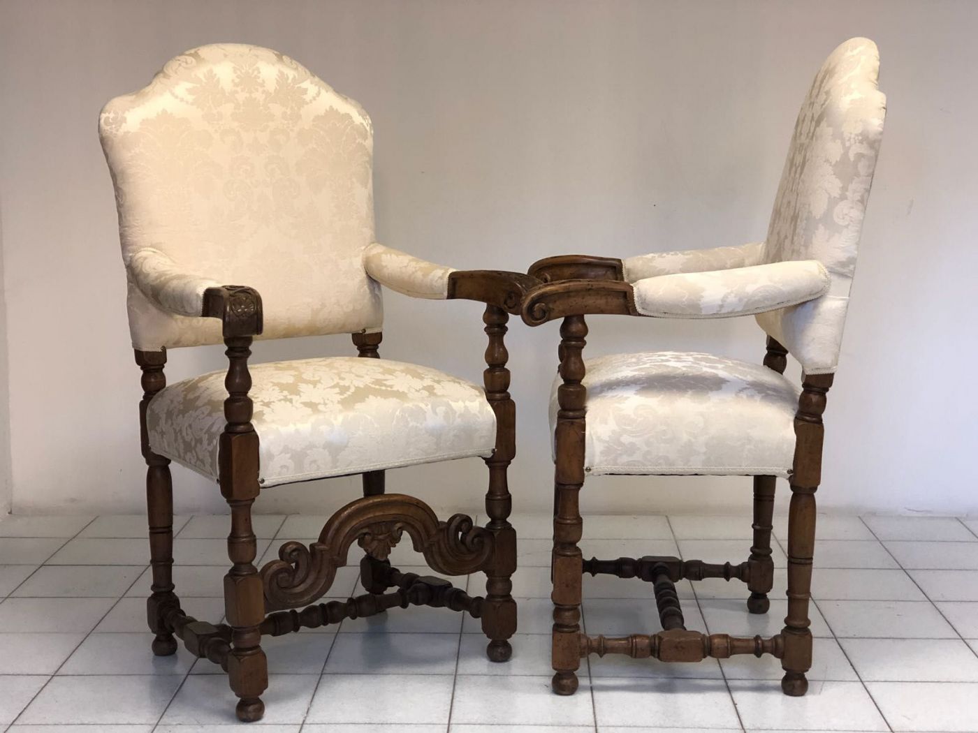 Pair of walnut thrones. Lombardy 18th century