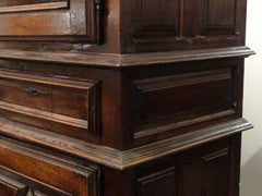 Canonica doppio corpo in noce . XVII secolo